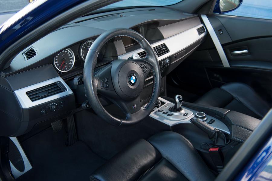 Интерьер BMW M5 (E60) 2004 года  (WW) (фото 61 из 98)